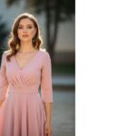 fotorealistický portrét ženy v ružových šatách s jemnou textúrou a prirodzeným svetlom vonku